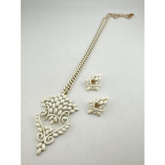 Monet necklace and earringsAntique Monet White Enamel Clip-On Necklace Set - Picture 1 of 6